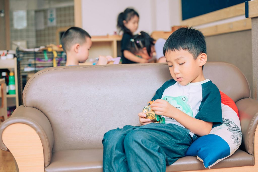 Kinder vergnügen sich beim Spielen in einer gemütlichen Indoor-Umgebung mit Spielzeug und Freunden.